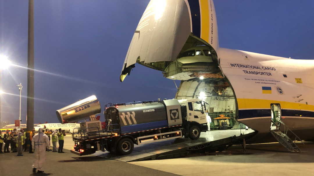 尊龙凯时多功能抑尘车搭载世界第二大运输机空运至卡塔尔